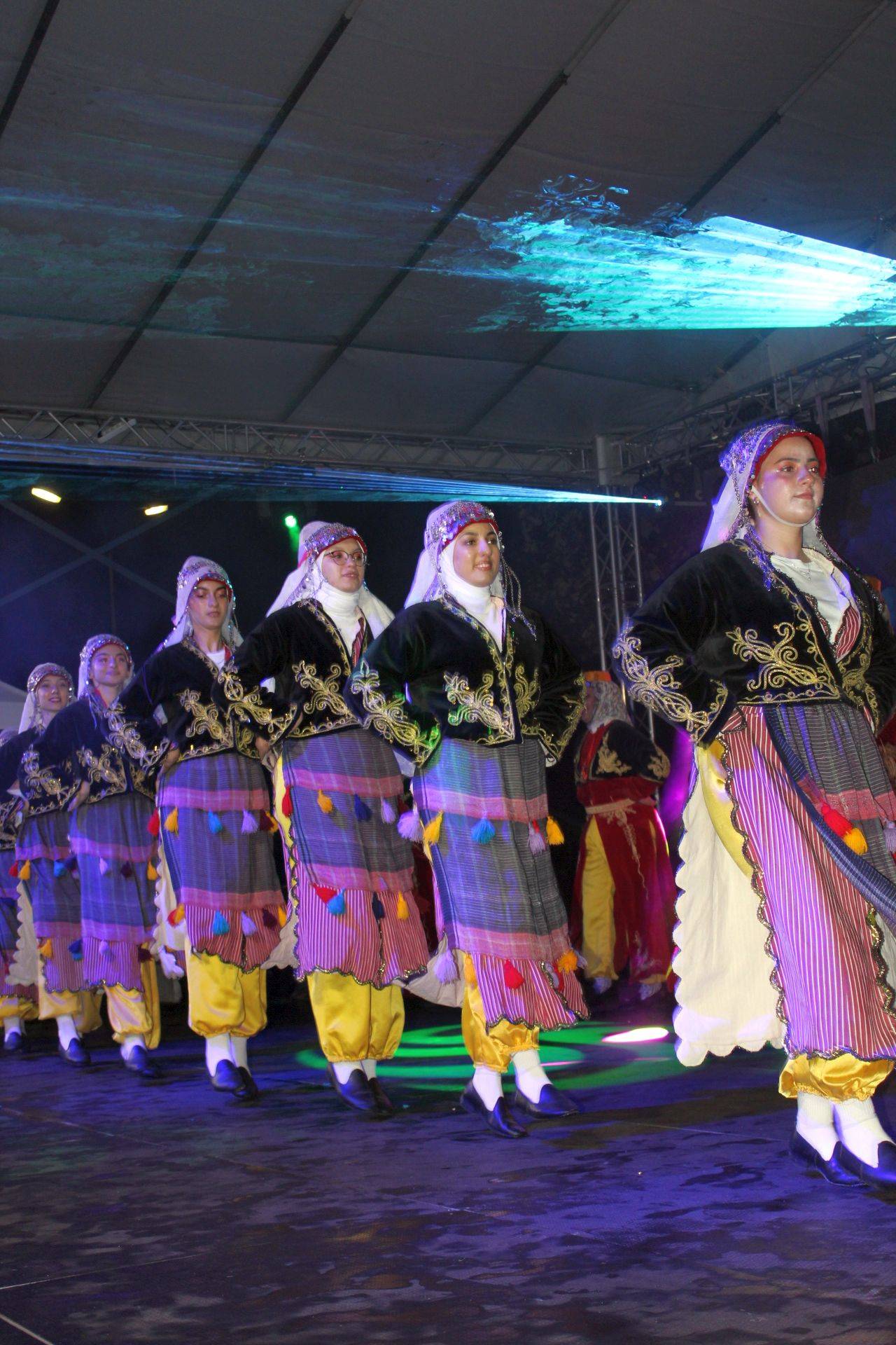  С впечатляващ галаконцерт приключи Четвъртият интернационален фолклорен фестивал 